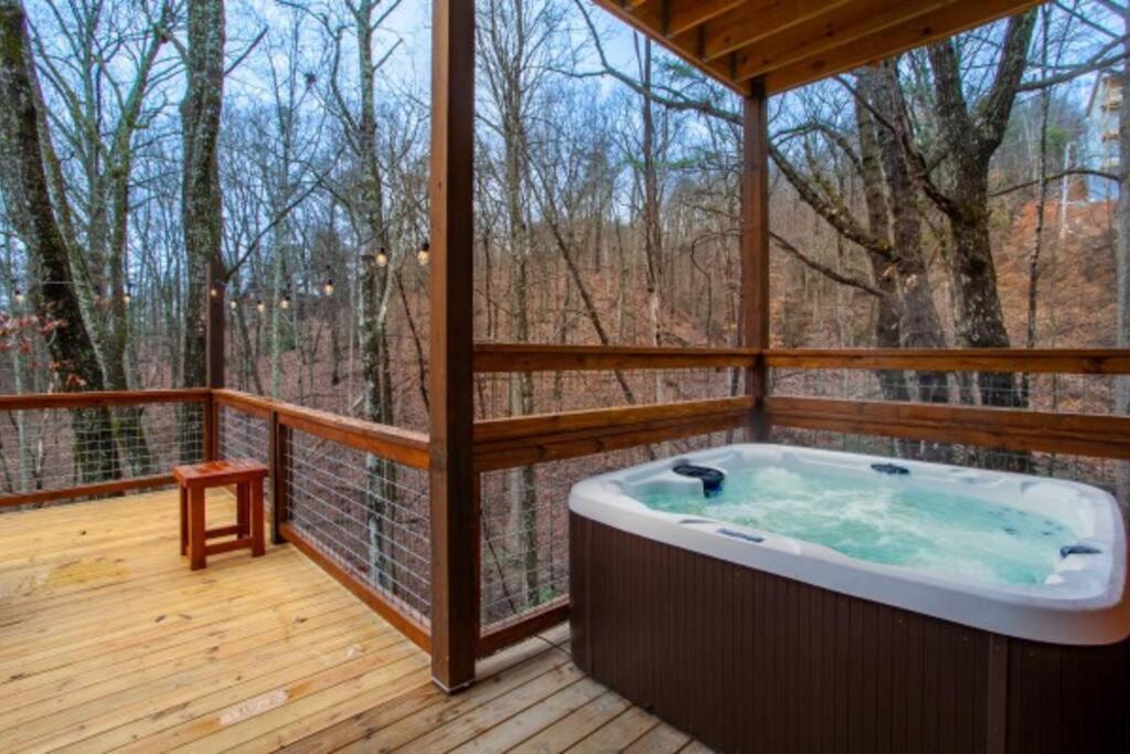 Escape To Nature's Embrace - Indoor Pool & Theatre Holiday home Gatlinburg