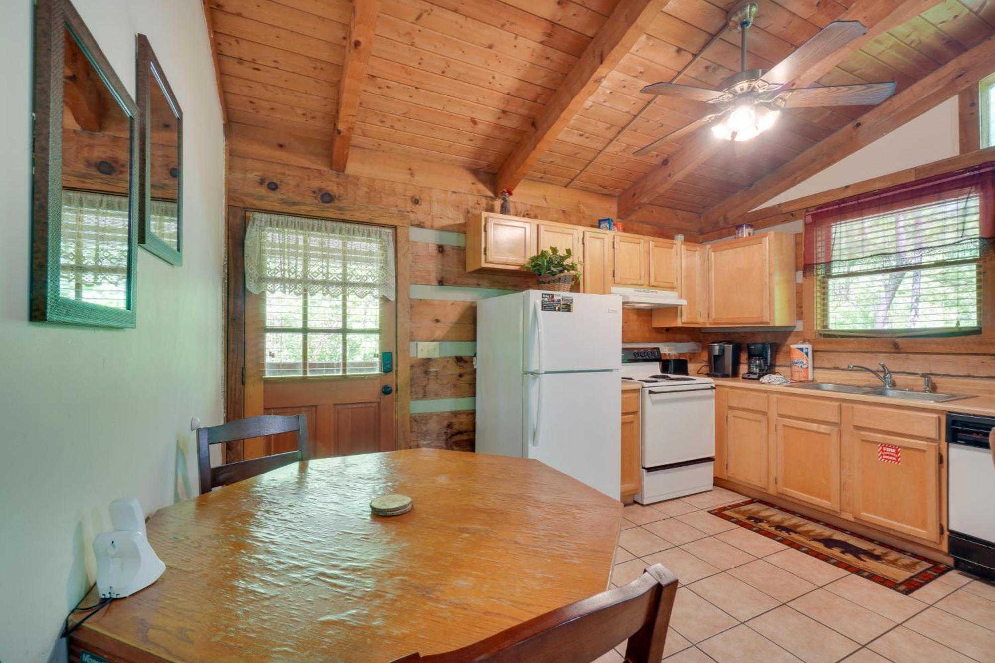 Holiday home With Hot Tub About 6 Mi To Downtown!