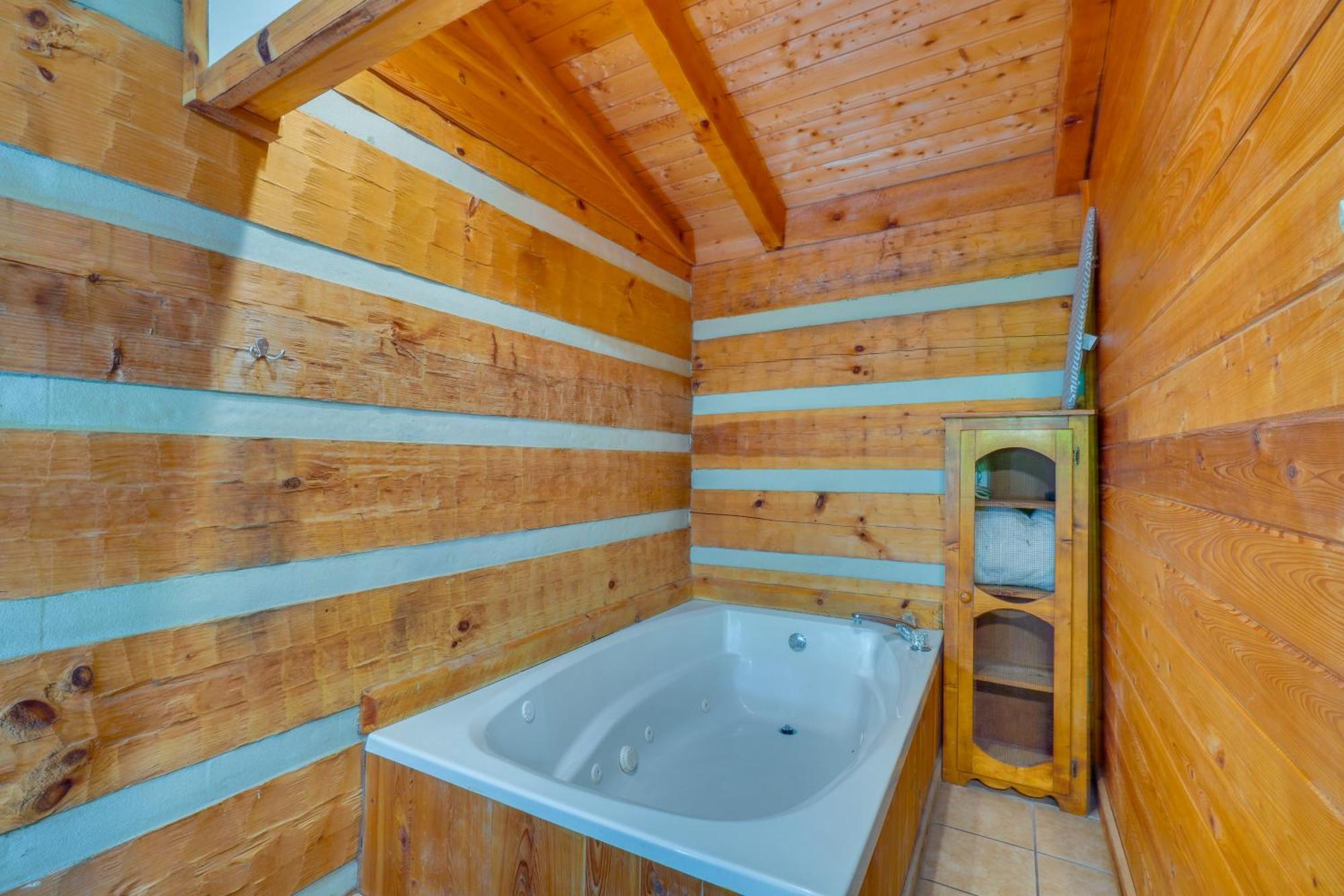 With Hot Tub About 6 Mi To Downtown! Holiday home