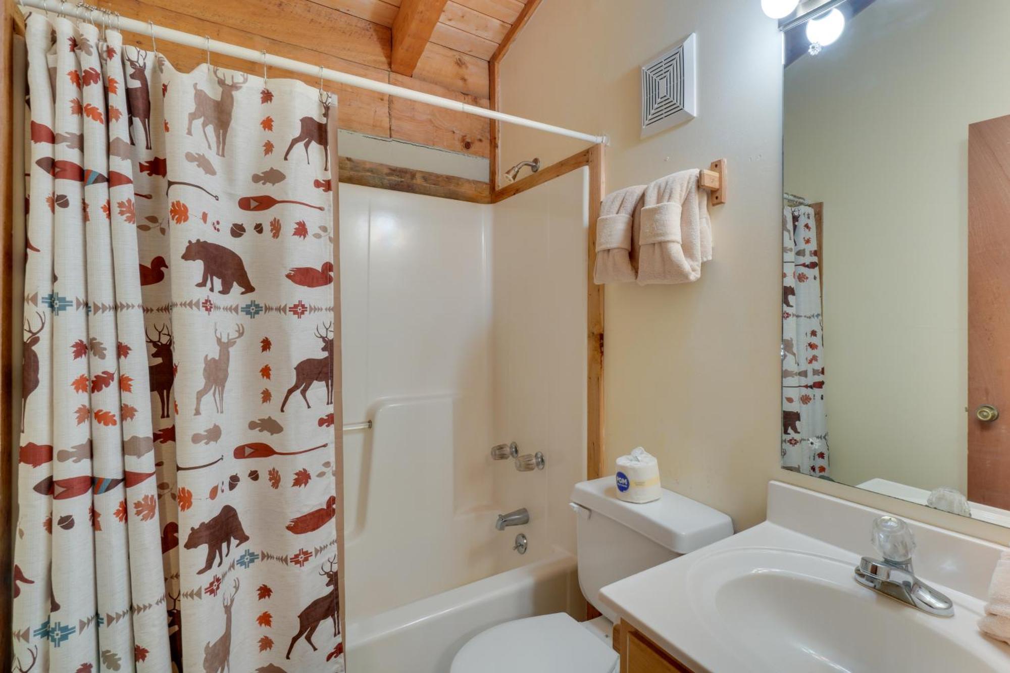 With Hot Tub About 6 Mi To Downtown! Holiday home *