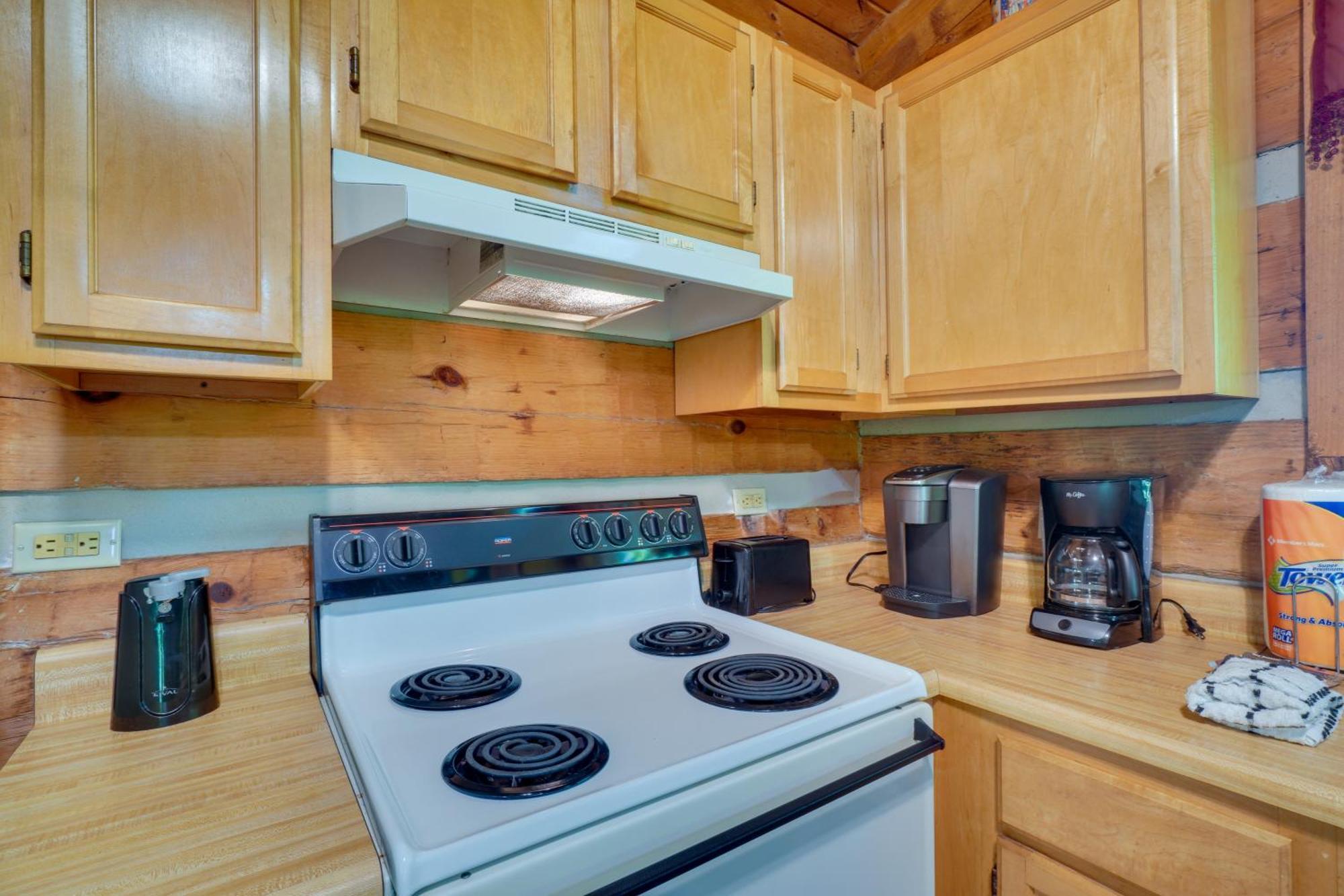 With Hot Tub About 6 Mi To Downtown! Holiday home Gatlinburg