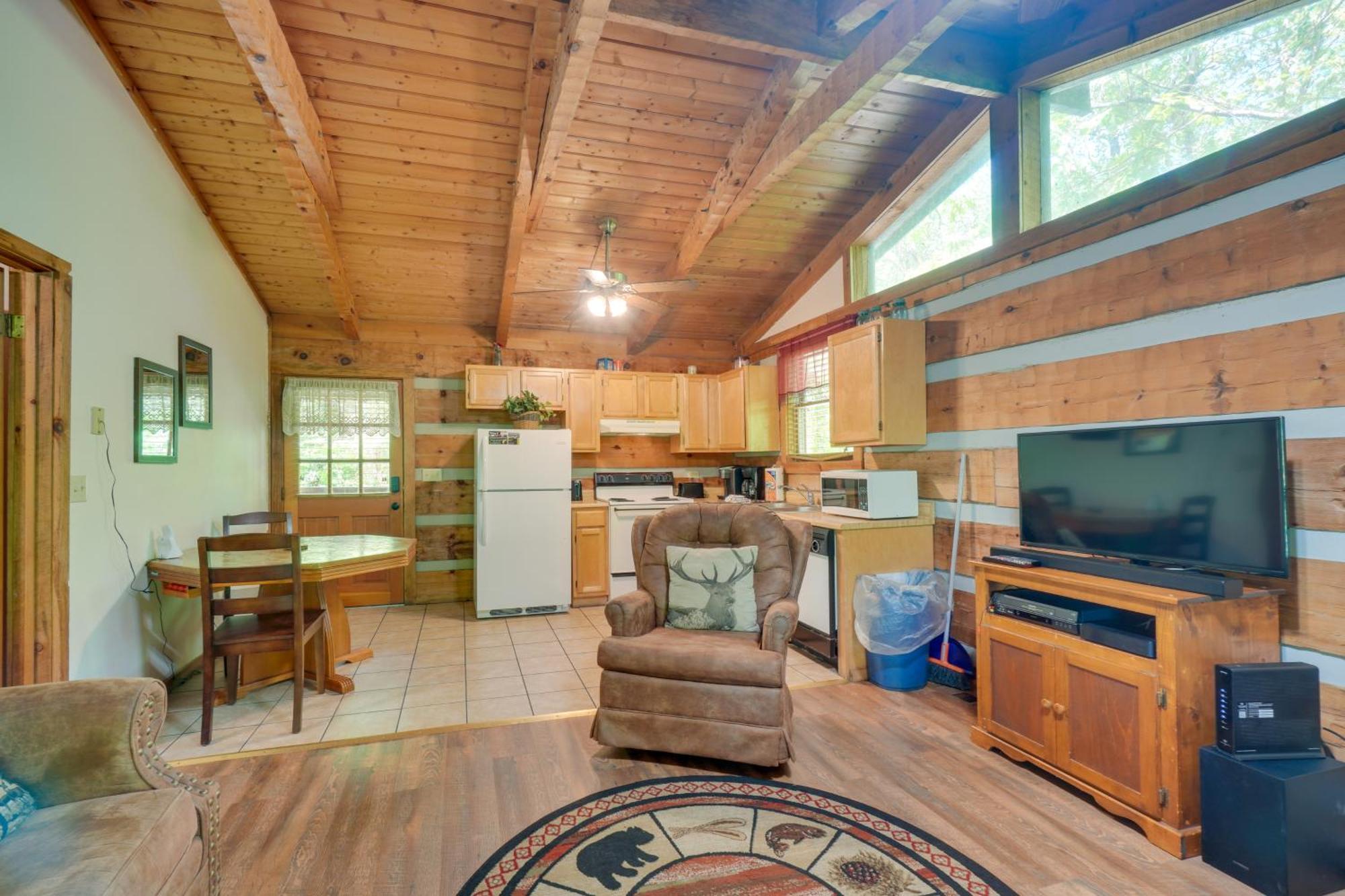 With Hot Tub About 6 Mi To Downtown! Holiday home *