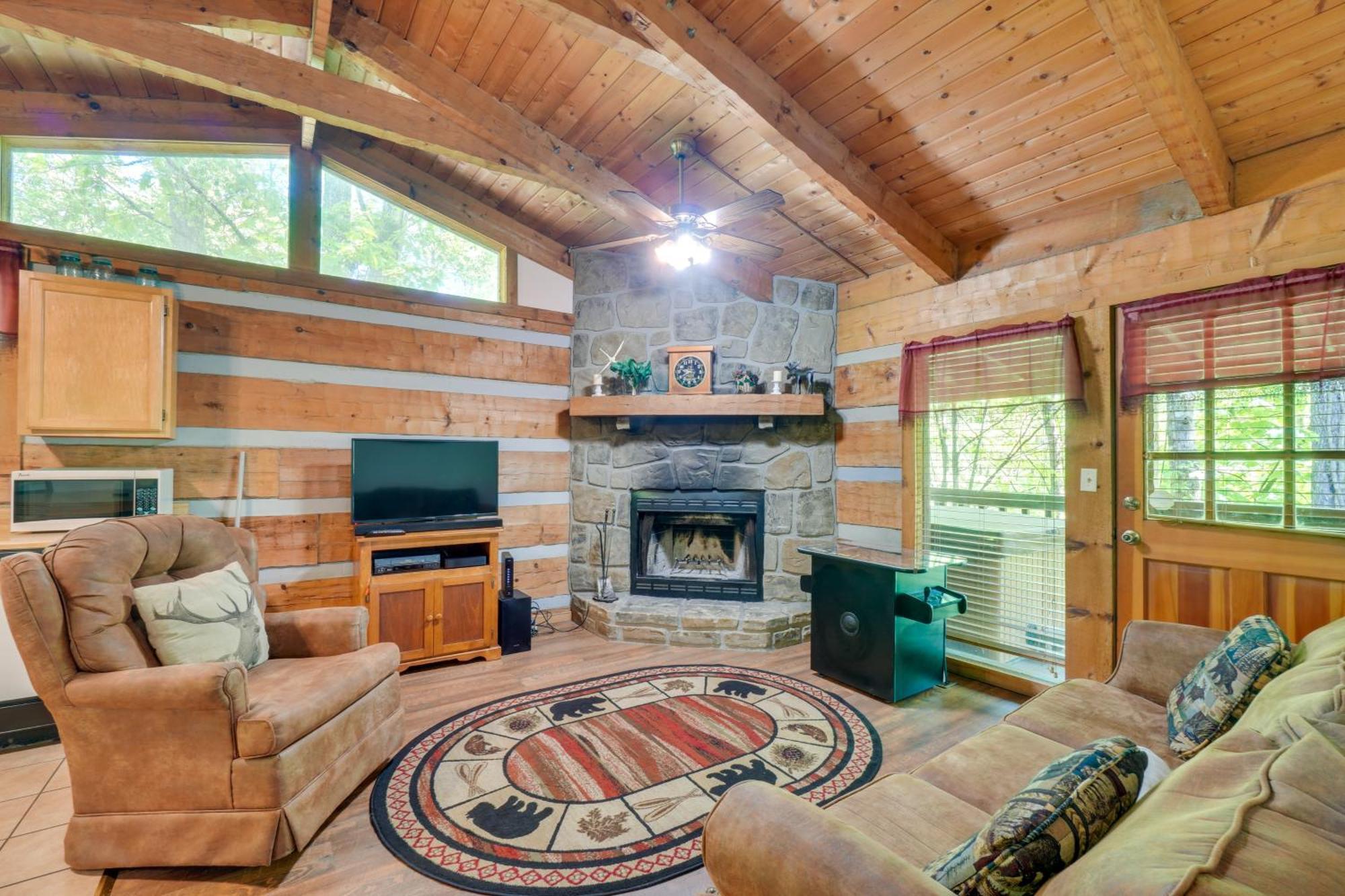 With Hot Tub About 6 Mi To Downtown! * Gatlinburg