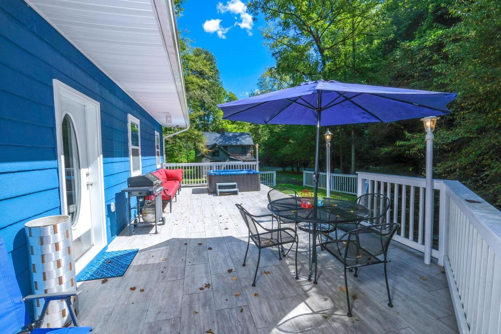 Modern And Romantic Creekside 1br Hot Tub! Free Attraction Tickets Holiday home Gatlinburg