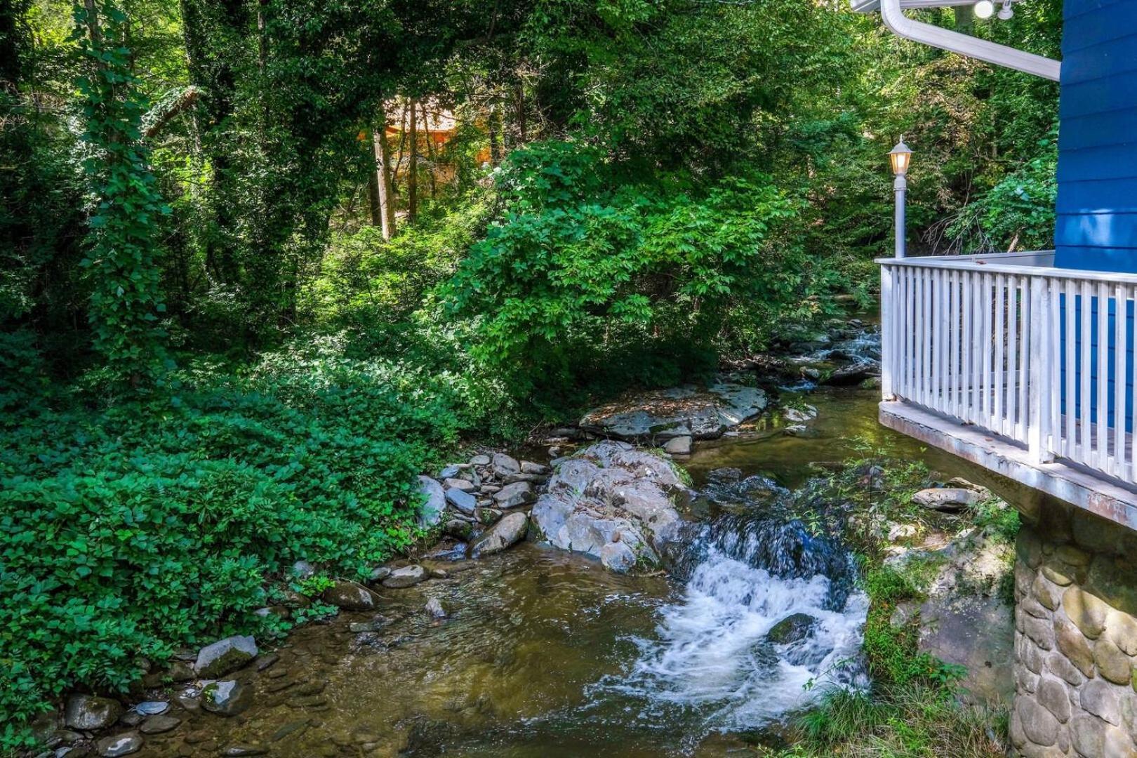 Holiday home Modern And Romantic Creekside 1br Hot Tub! Free Attraction Tickets *