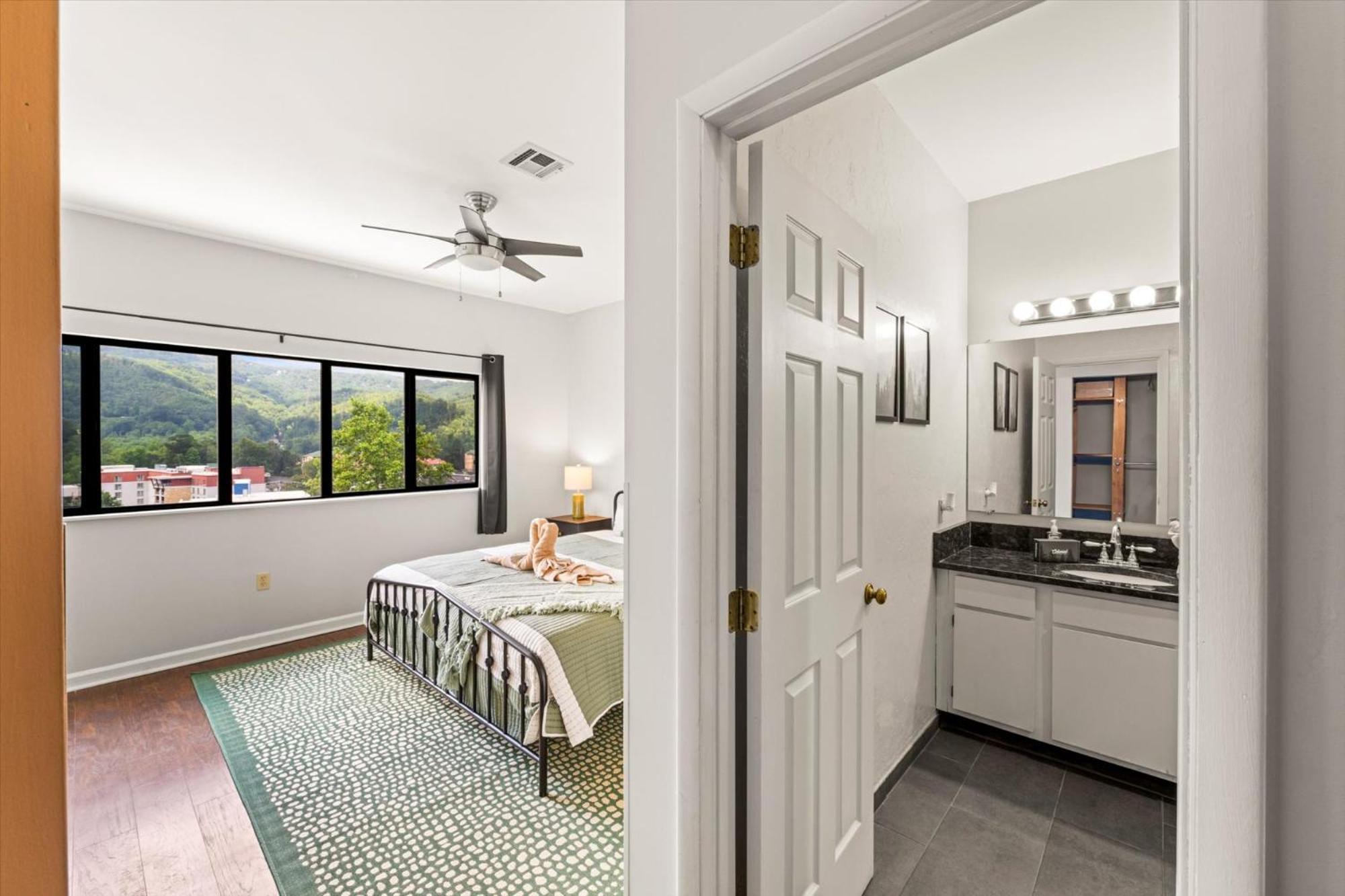 Luxurious 2br Views! Walking Distance To Dwtn Gatlinburg! Holiday home