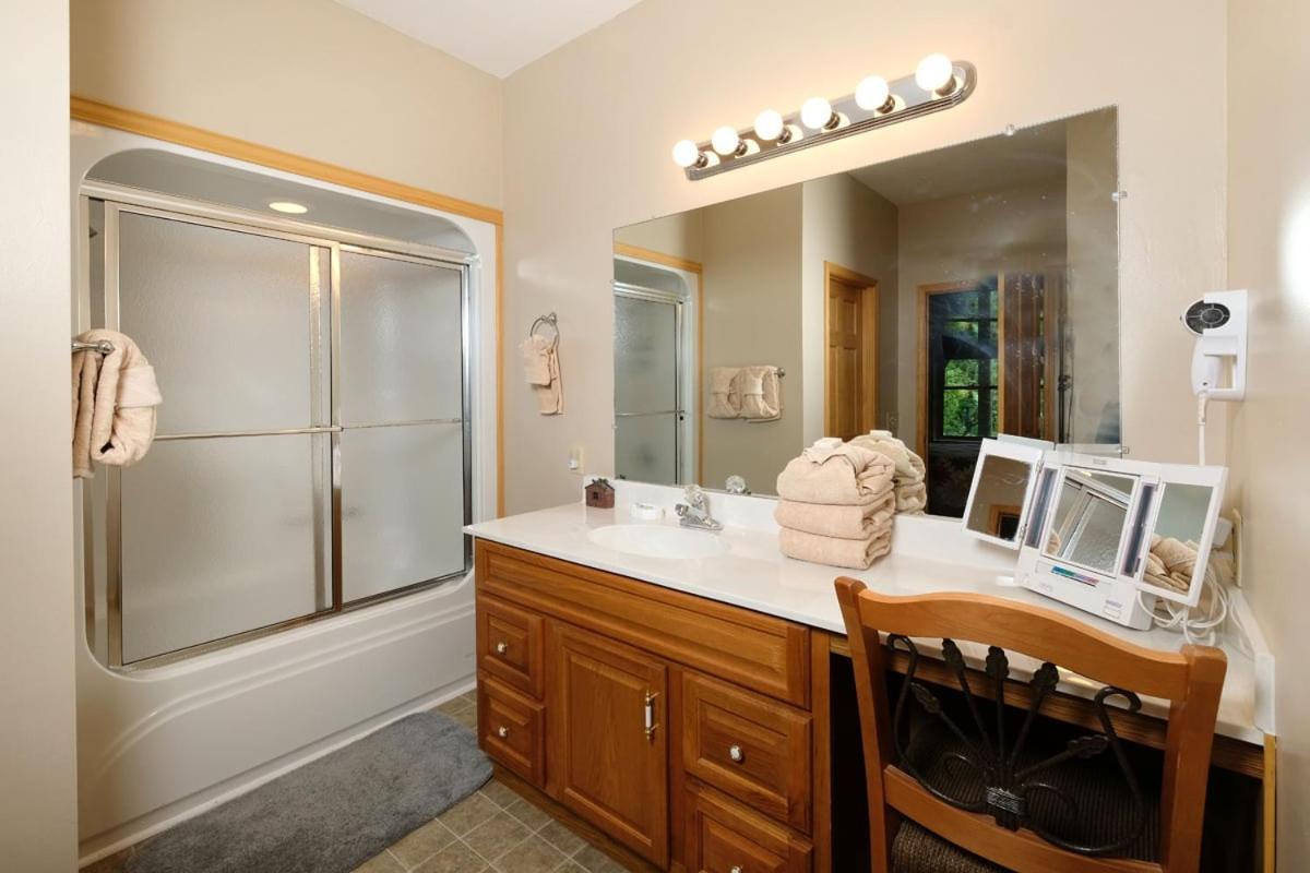 Cozy 3br Just 7 Min To Dwtn Hot Tub Free Attraction Tickets Holiday home