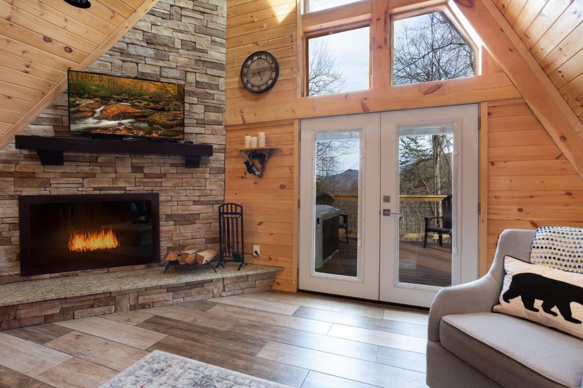 3 Miles To Gsmnp & Dtwn Good Views Hottub A-frame Holiday home *