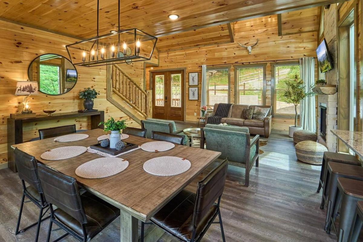 Mountain View, Indoor Pool, Luxury Cabin, Bears *