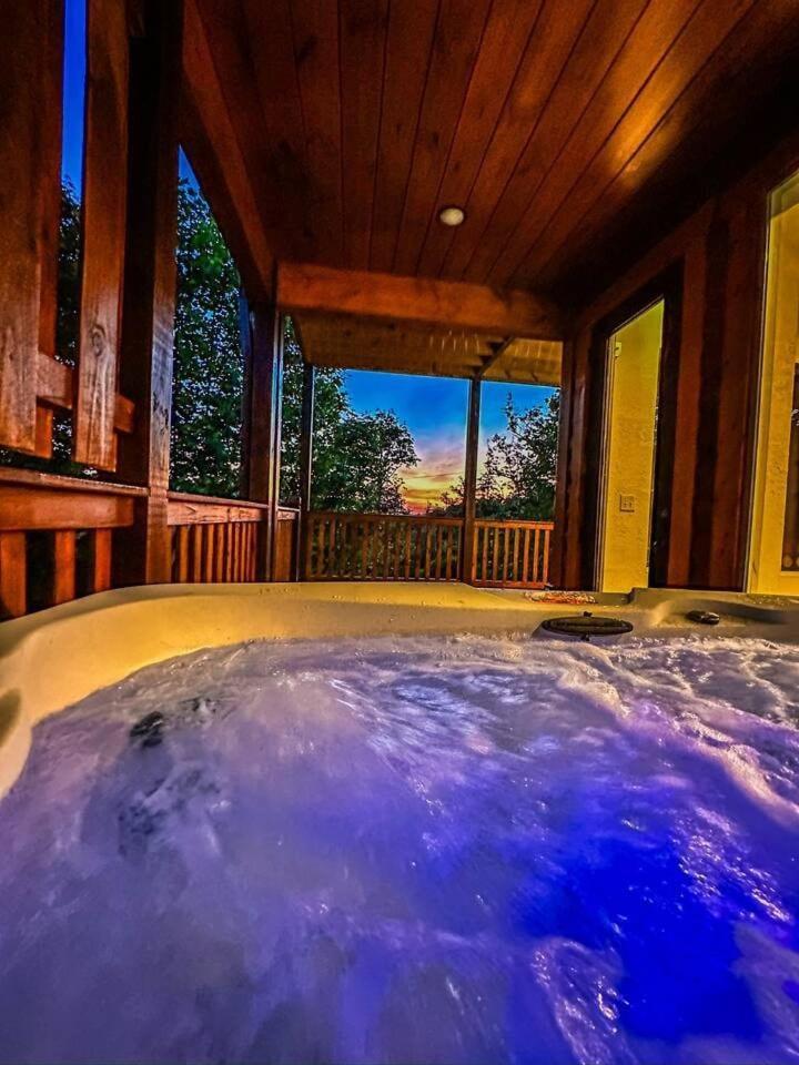 Mountain View, Indoor Pool, Luxury Cabin, Bears Holiday home