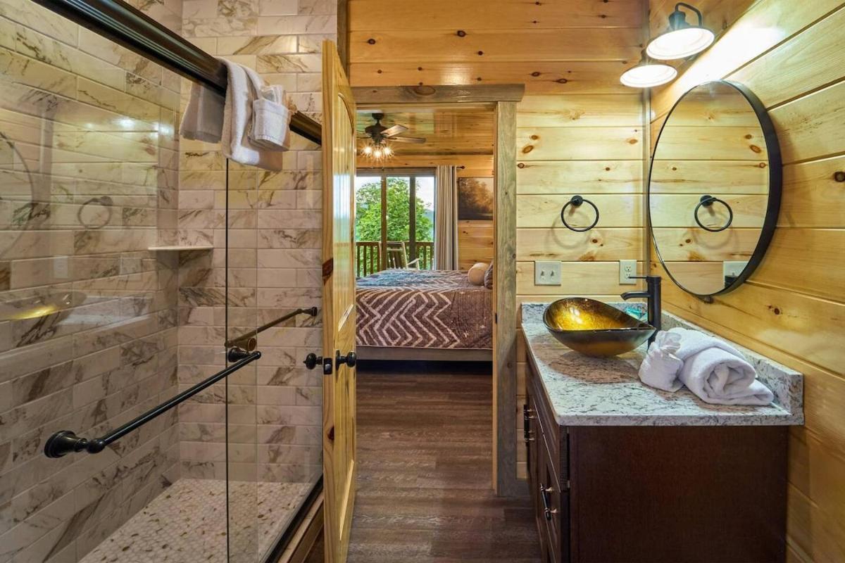 Mountain View, Indoor Pool, Luxury Cabin, Bears *