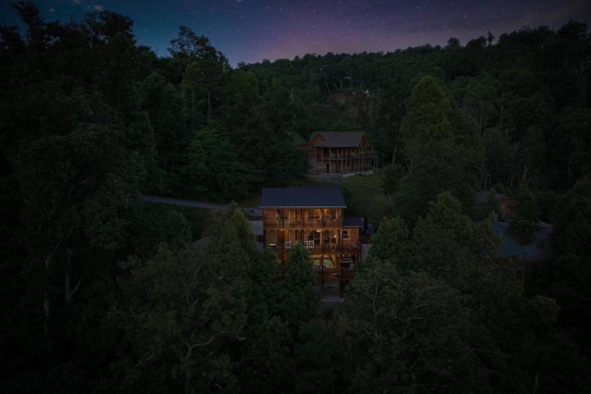 Mountain View, Indoor Pool, Luxury Cabin, Bears