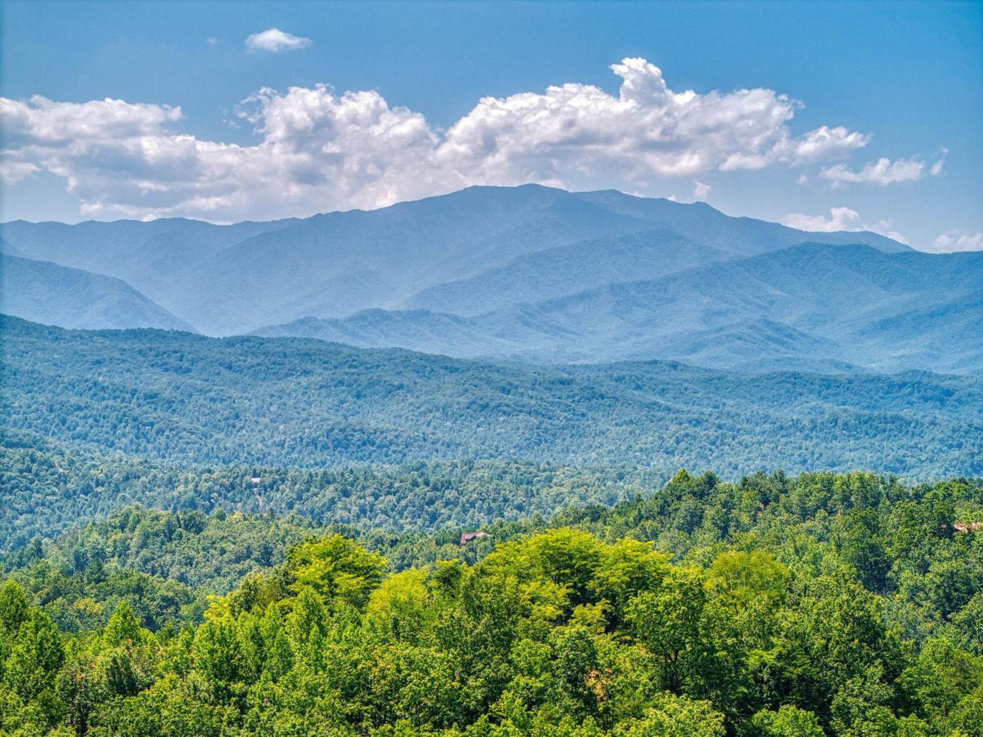 Holiday home Rippling Stream, Hot Tub, Pool Table, Wifi, 1089 Free Tickets Each Paid Day, Dollywood And Gatlinburg