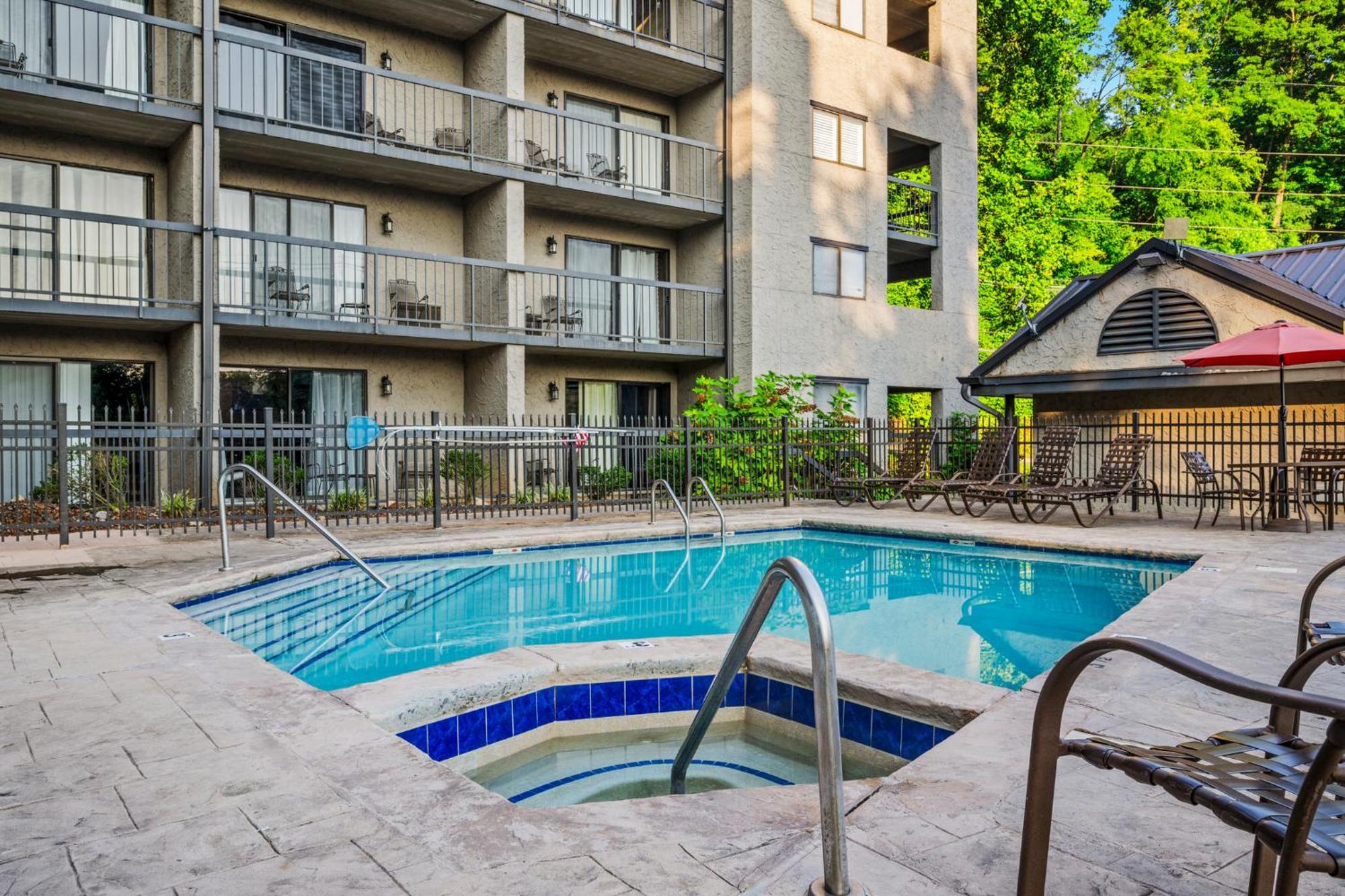 Stylish 1br Free Attraction Tix Views! * Gatlinburg