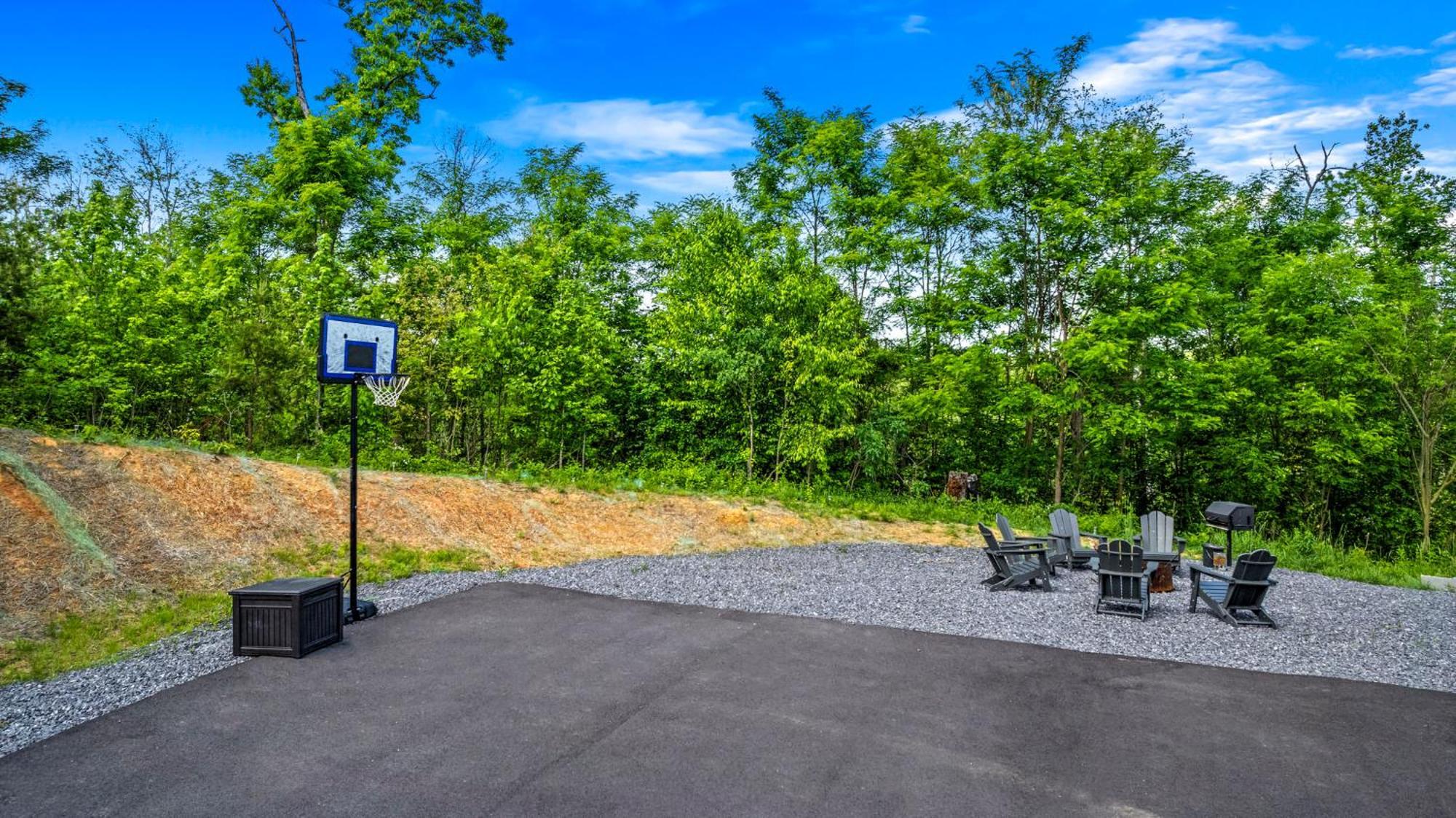 4bdr, Views, Pool, Hot Tub, Location And Fun Gatlinburg