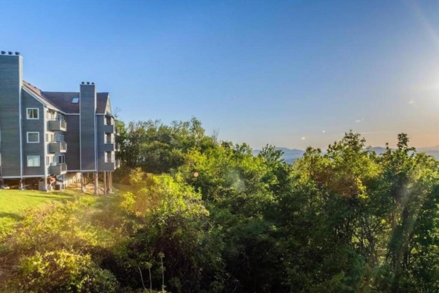Apartment 2 Places, 1 Epic Smoky Mtn Stay! Breathtaking Views-indoor Pool-outdoor Pool-hot Tubs-arcade-playground-close To Downtown