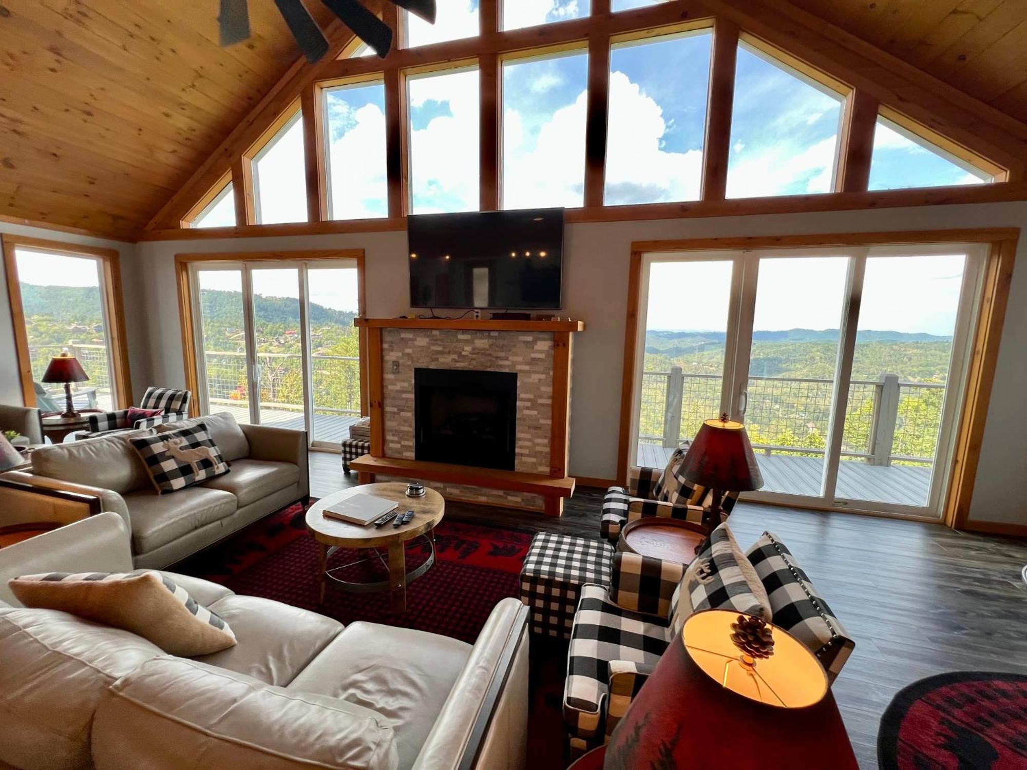 Close Enough To Perfect Luxurious 4 Bedroom With Game & Stunning Views Holiday home Gatlinburg