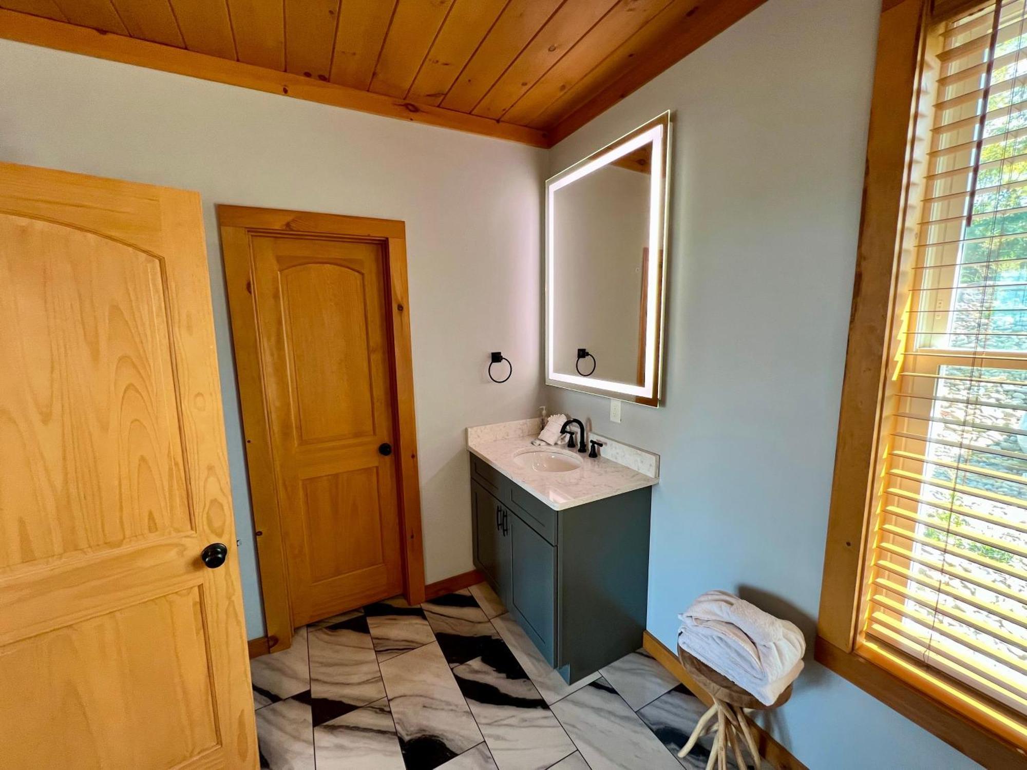 Close Enough To Perfect Luxurious 4 Bedroom With Game & Stunning Views
