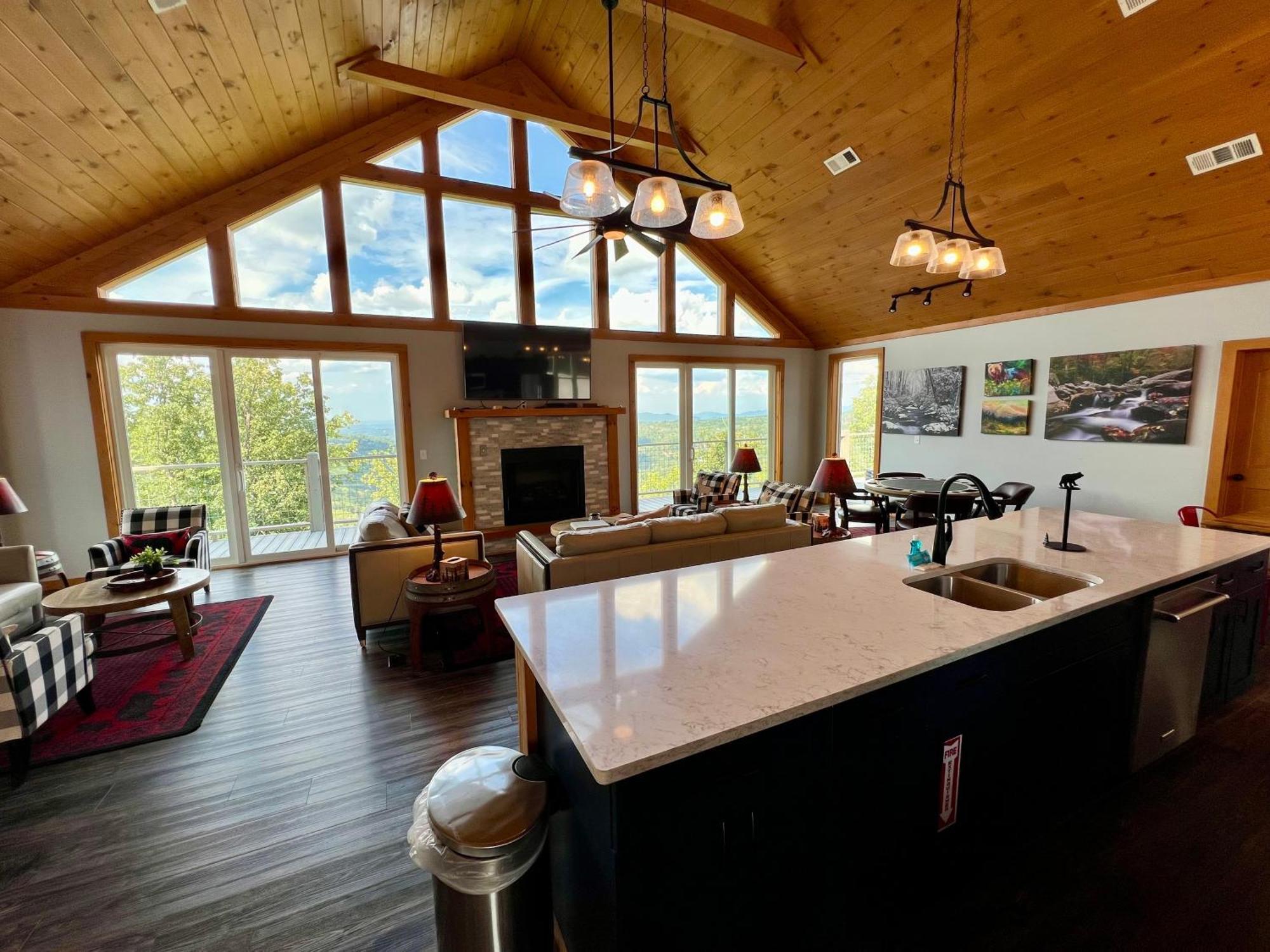 Close Enough To Perfect Luxurious 4 Bedroom With Game & Stunning Views Holiday home Gatlinburg