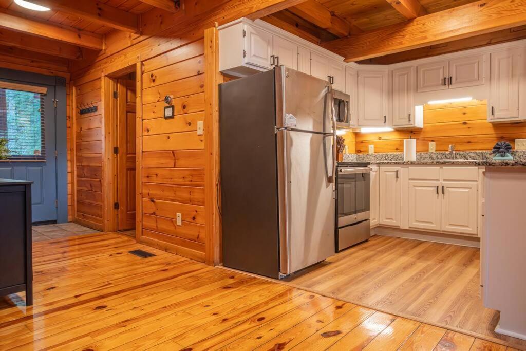 5br Log Cabin, Game Room, Hot Tub, Swimming Pool *