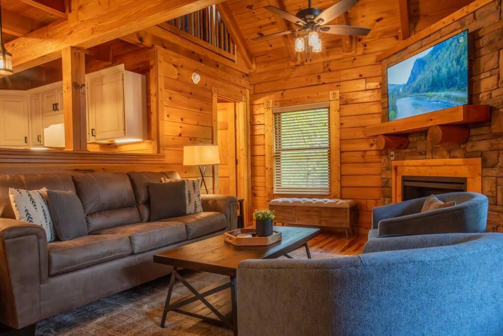 5br Log Cabin, Game Room, Hot Tub, Swimming Pool Gatlinburg