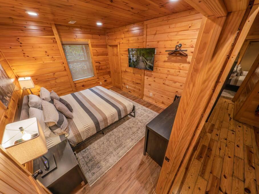 5br Log Cabin, Game Room, Hot Tub, Swimming Pool