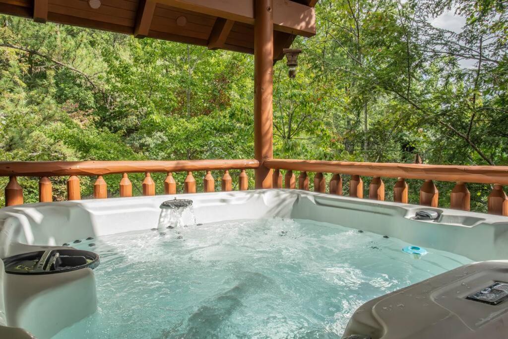 5br Log Cabin, Game Room, Hot Tub, Swimming Pool Holiday home *