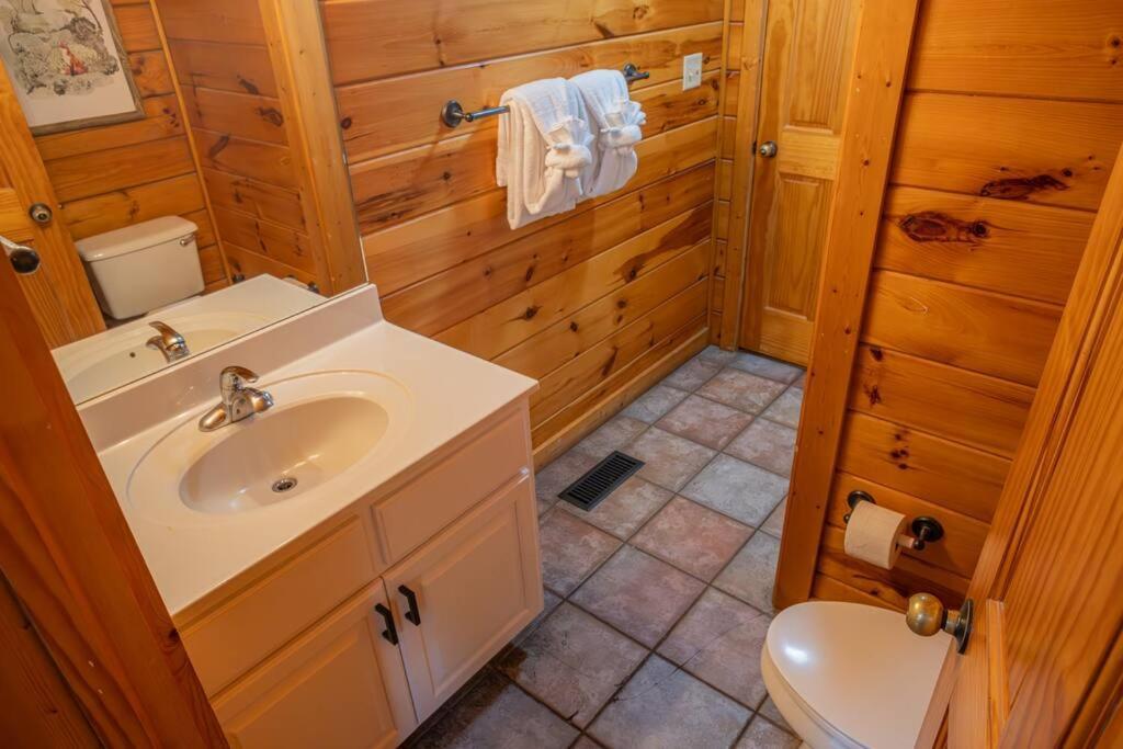 Holiday home 5br Log Cabin, Game Room, Hot Tub, Swimming Pool Gatlinburg