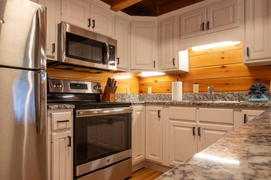 5br Log Cabin, Game Room, Hot Tub, Swimming Pool *