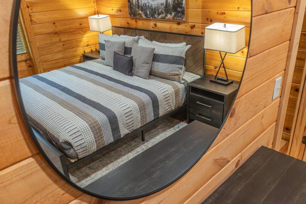 5br Log Cabin, Game Room, Hot Tub, Swimming Pool Gatlinburg