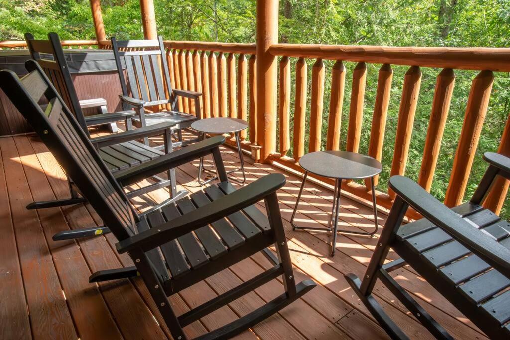 5br Log Cabin, Game Room, Hot Tub, Swimming Pool * Gatlinburg
