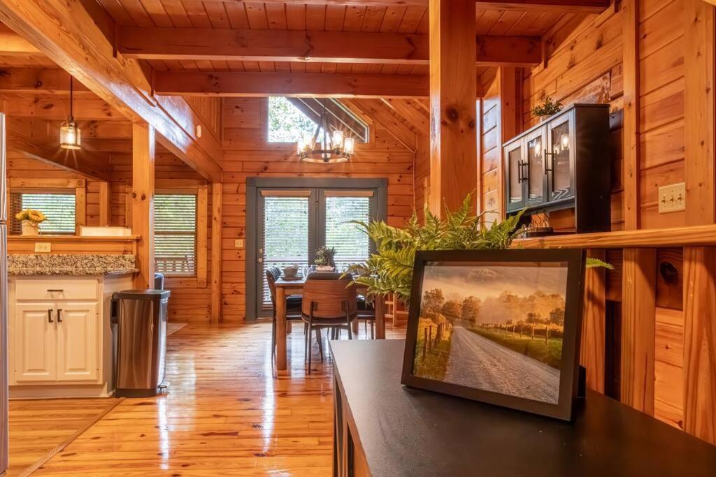 5br Log Cabin, Game Room, Hot Tub, Swimming Pool Holiday home *