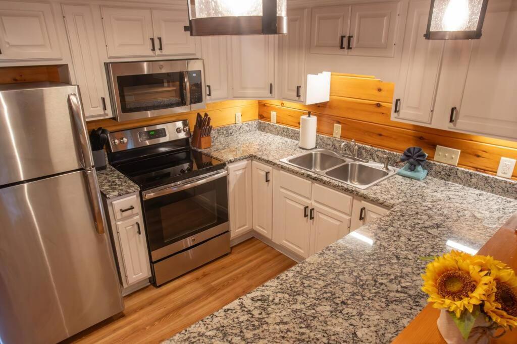 5br Log Cabin, Game Room, Hot Tub, Swimming Pool Holiday home Gatlinburg