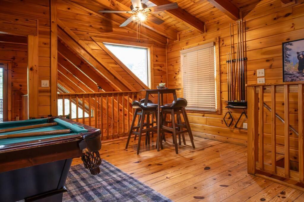 Holiday home 5br Log Cabin, Game Room, Hot Tub, Swimming Pool Gatlinburg