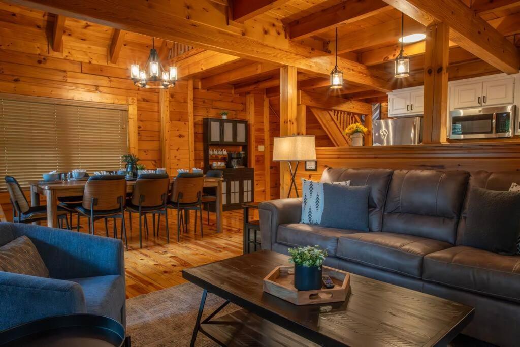 5br Log Cabin, Game Room, Hot Tub, Swimming Pool *