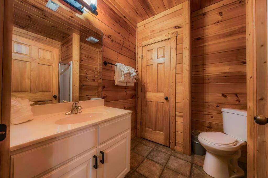 5br Log Cabin, Game Room, Hot Tub, Swimming Pool Gatlinburg