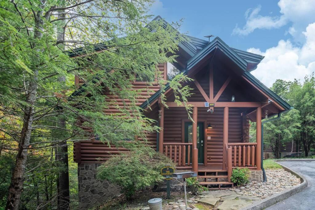 5br Log Cabin, Game Room, Hot Tub, Swimming Pool