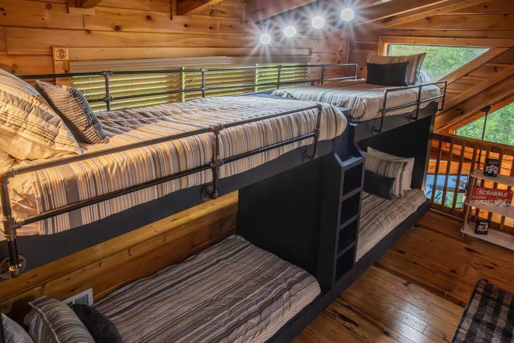 Holiday home 5br Log Cabin, Game Room, Hot Tub, Swimming Pool Gatlinburg