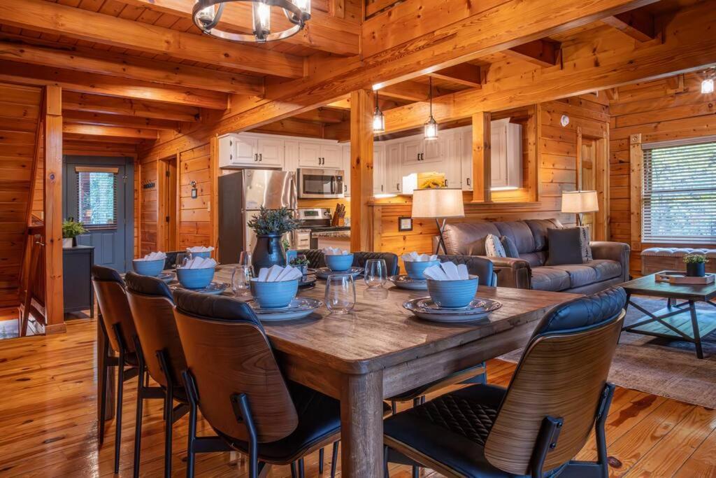 5br Log Cabin, Game Room, Hot Tub, Swimming Pool *