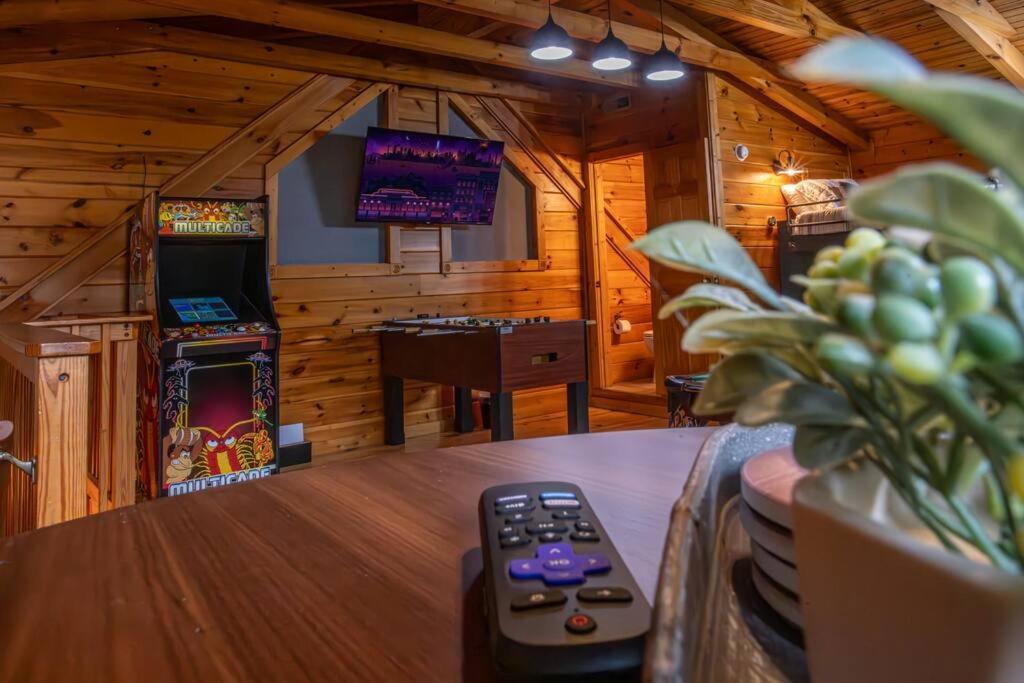 5br Log Cabin, Game Room, Hot Tub, Swimming Pool Gatlinburg