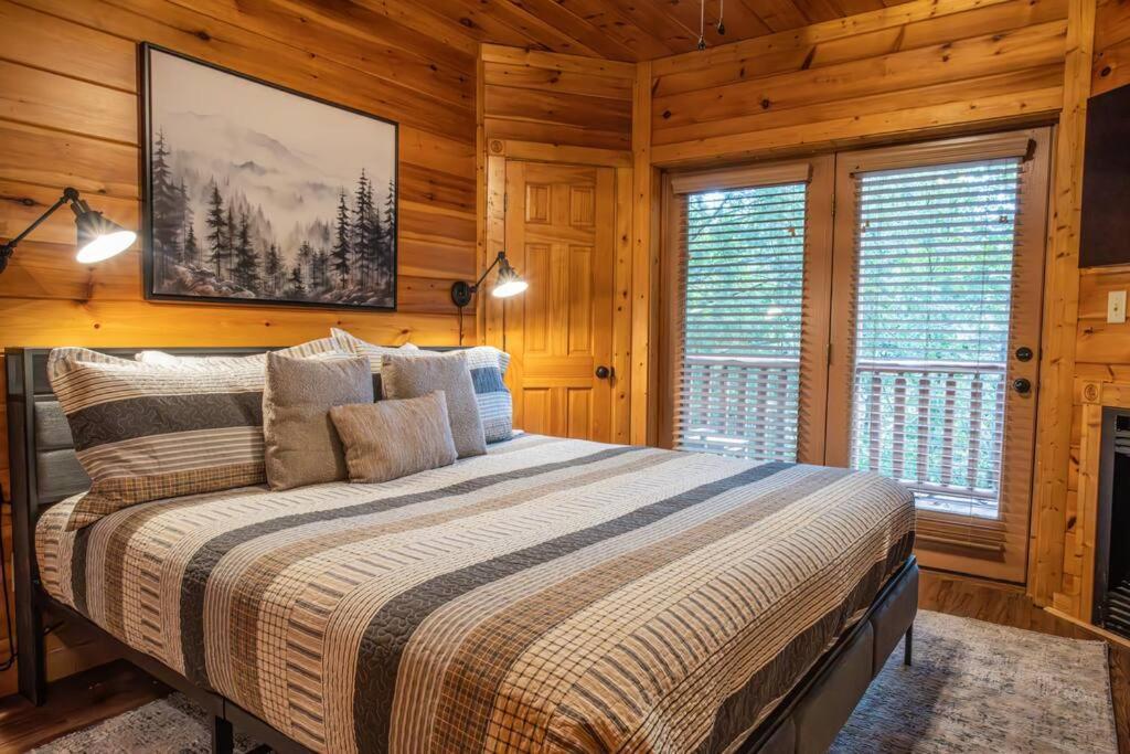 5br Log Cabin, Game Room, Hot Tub, Swimming Pool * Gatlinburg