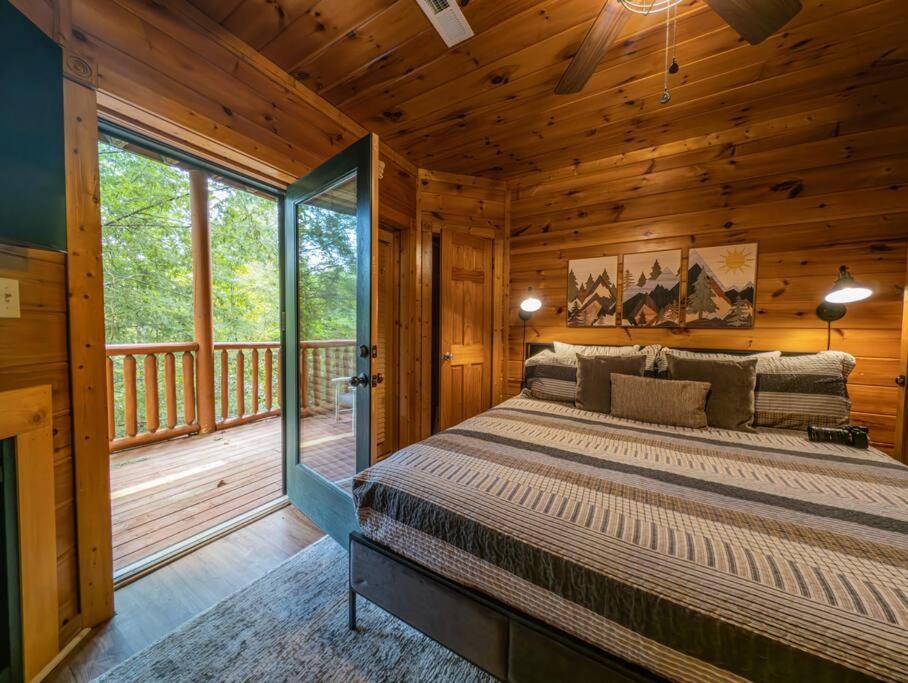 5br Log Cabin, Game Room, Hot Tub, Swimming Pool Holiday home
