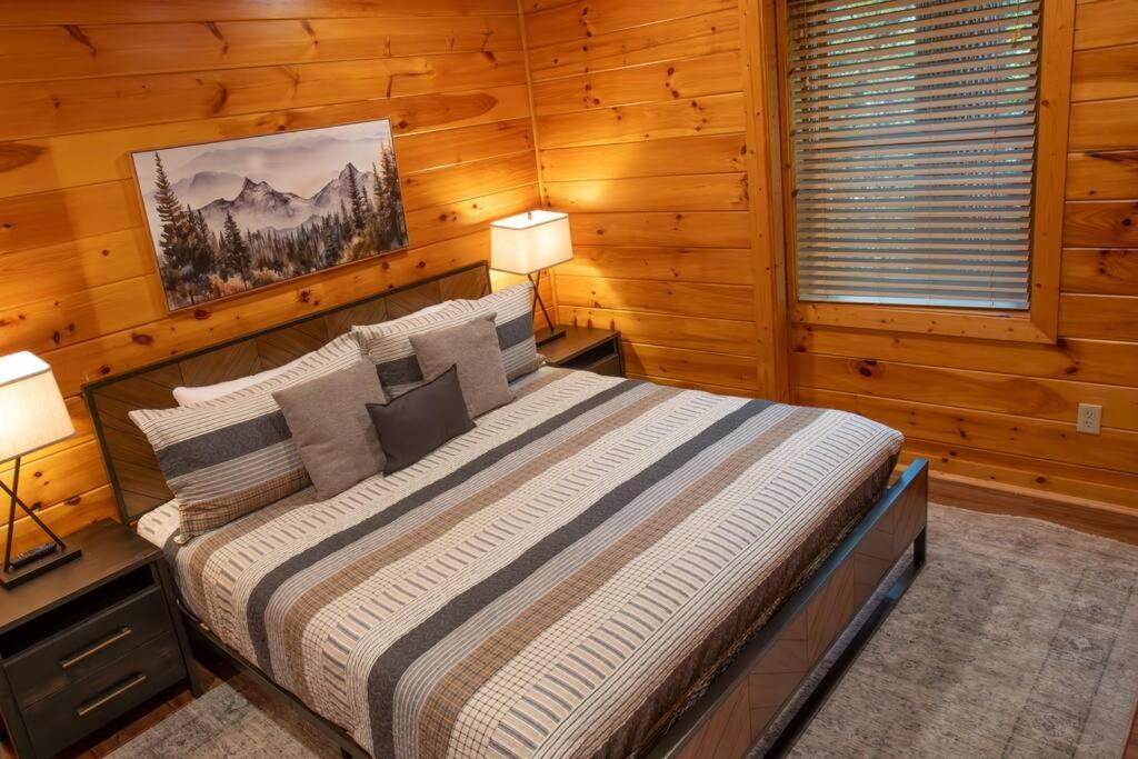 5br Log Cabin, Game Room, Hot Tub, Swimming Pool Holiday home *