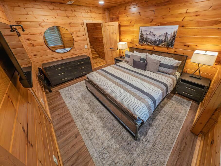 Holiday home 5br Log Cabin, Game Room, Hot Tub, Swimming Pool Gatlinburg