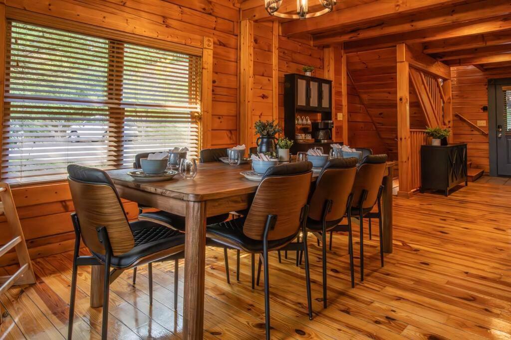 5br Log Cabin, Game Room, Hot Tub, Swimming Pool *