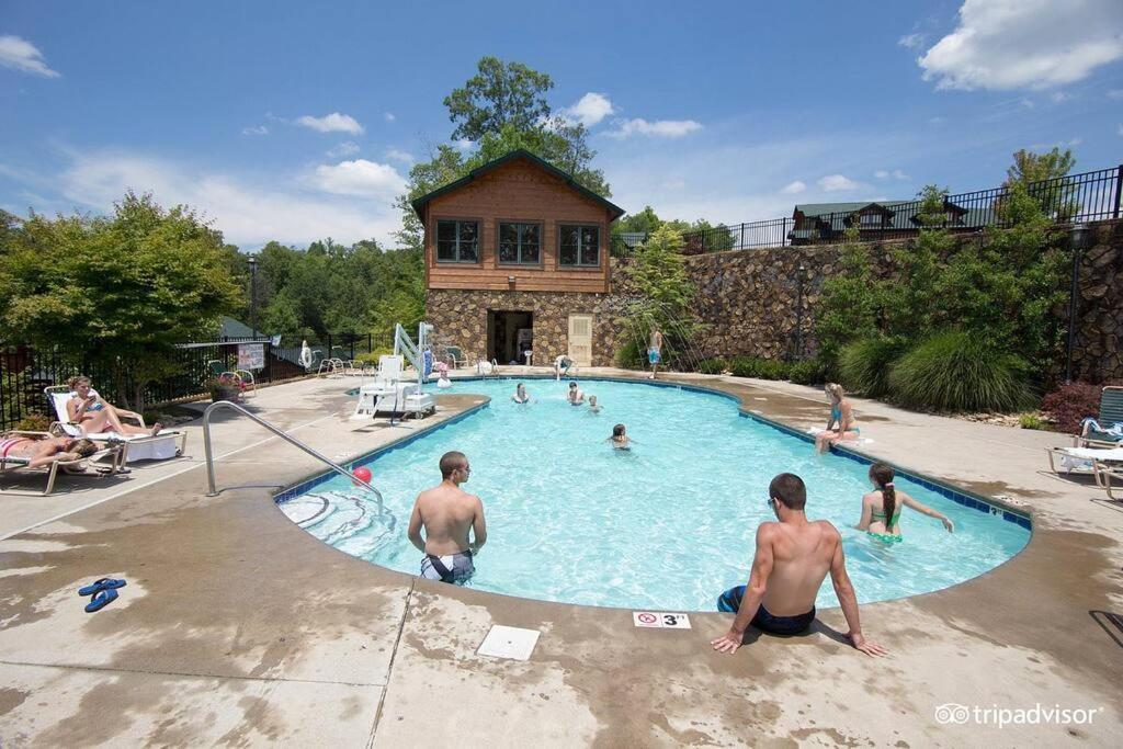 5br Log Cabin, Game Room, Hot Tub, Swimming Pool Gatlinburg