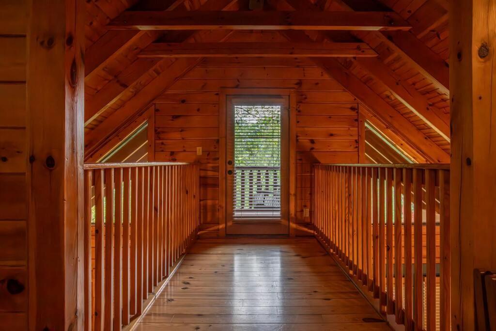 5br Log Cabin, Game Room, Hot Tub, Swimming Pool