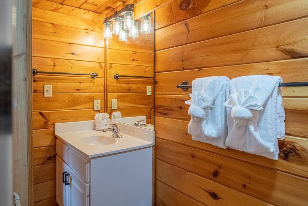 Holiday home 5br Log Cabin, Game Room, Hot Tub, Swimming Pool