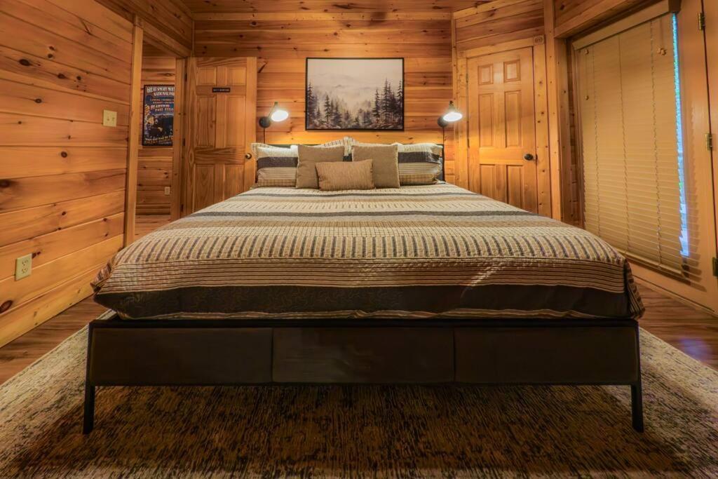 5br Log Cabin, Game Room, Hot Tub, Swimming Pool Holiday home *