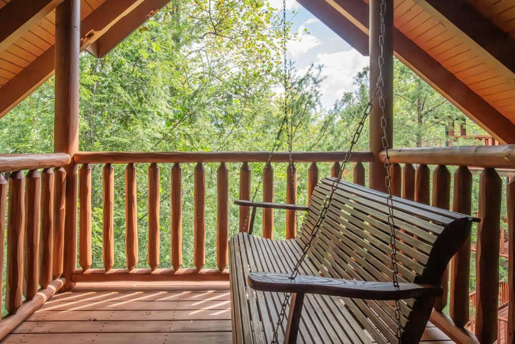 Holiday home 5br Log Cabin, Game Room, Hot Tub, Swimming Pool Gatlinburg
